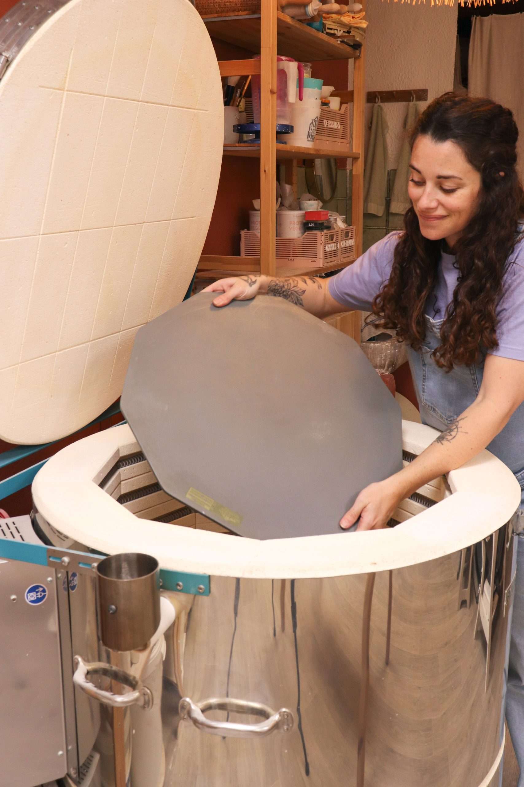 Potter loading kiln with ADVANCER® Shelves @les_petites_porcelaine